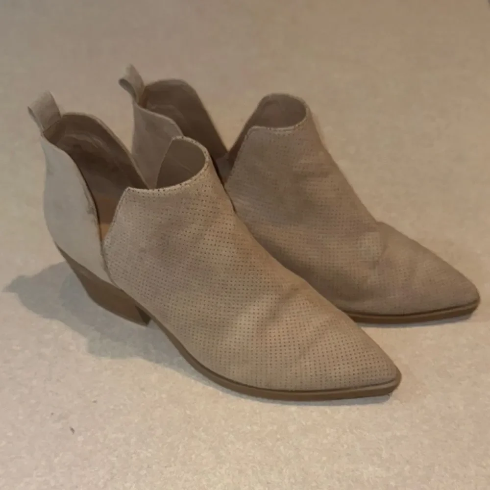 UNIVERSAL THREAD Tan Booties